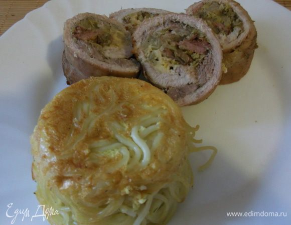 Достаем, протыкаем ножом, если жесткий ставьте еще, до готовности, потом открываем  фольгу, немного смазываем маслом  (я - оливковым) и ставим ещё на немного, пока не подрумянится. Подаем с любым гарниром, у меня маффины из спагетти, рецепт скоро выложу.