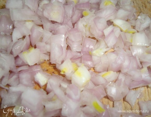 Лук мелко накрошить и спассеровать на слабом огне.
