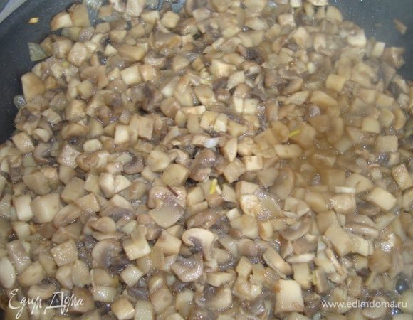 Грибы промыть, накрошить и добавить к луку. Обжарить на слабом огне до полного испарения жидкости.