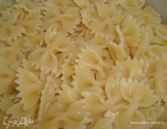 Фарфалле отварить в подсоленной воде до готовности, откинуть на дуршлаг.