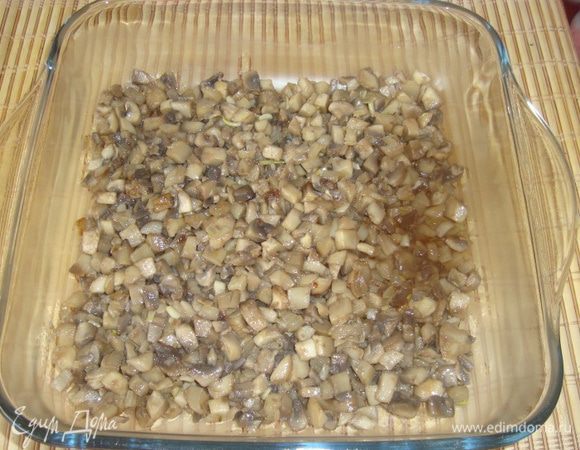 Выложить в форму для запекания грибы. Вторым слоем выложить фарфалле.