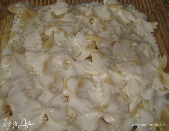 Обжарить муку в небольшом количестве оливкового масла 1-2 минуты. Добавить сливки и перемешать до получения однородной массы. Получившимся соусом полить фарфалле.