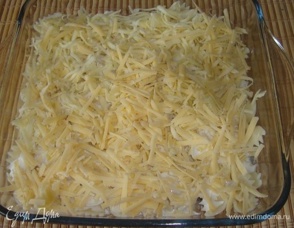 Посыпать тертым сыром типа Моцарелла и поставит выпекать при 150 градусах на 20 минут. Подать к столу.