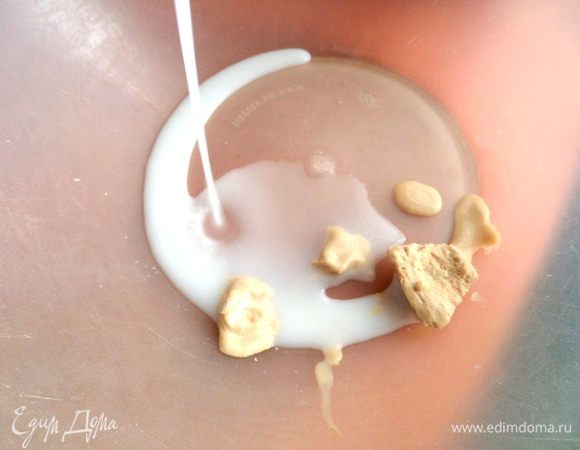 Разводим дрожжи в четверти стакана теплого молока с чайной ложкой сахара.