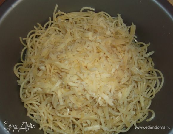 Отваренные спагетти (у меня как раз остались от ужина) перемешиваем с тертым сыром.
