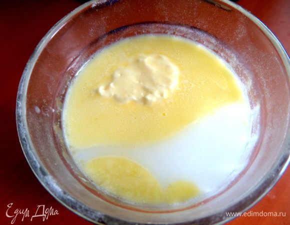 В стакане с молоком (я разводила кипятком молоко, но можно и нагреть его в микроволновке) растопить ложку сливочного масла...