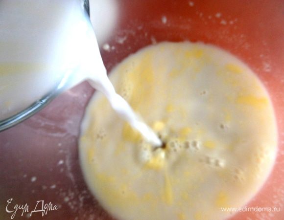 Выливаем первый стакан в большую миску с дрожжами.