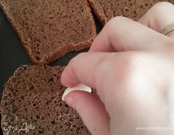 На сухой сковороде подсушиваем кусочки бородинского хлеба до появления умопомрачительного запаха. Переворачиваем и натираем их чесноком, пока обжаривается другая сторона.