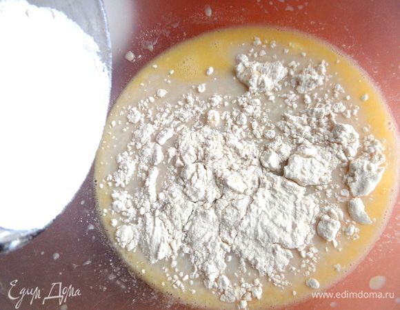 Всыпаем первый стакан муки, просеянной вместе с солью...