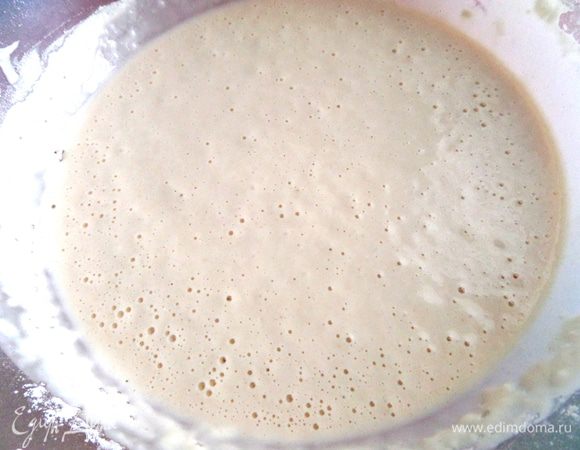 Перемешиваем венчиком и добавляем второй стакан молока и остальную муку.