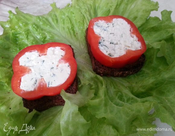 Выкладываем фаршированные колечки перца.