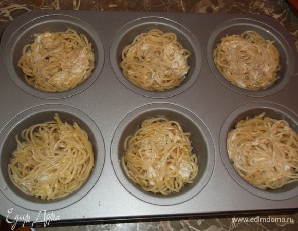 Макароны выкладываем в форму, заливаем соусом.