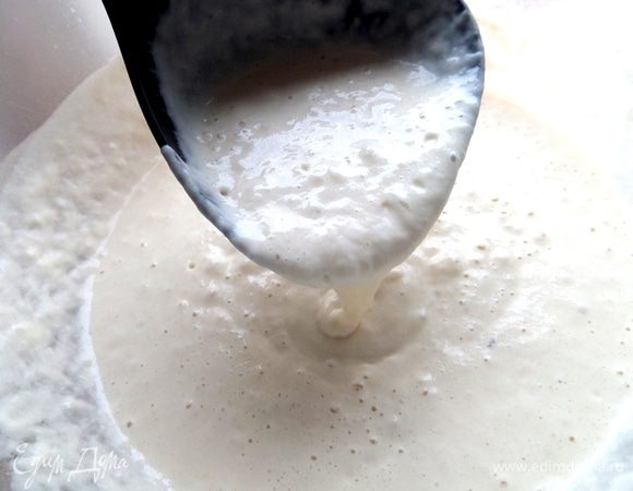 Несем жарить блинчики... Тесто должно стекать с ложки змейкой.  Густоту можно регулировать, добавив теплой воды по ложке.