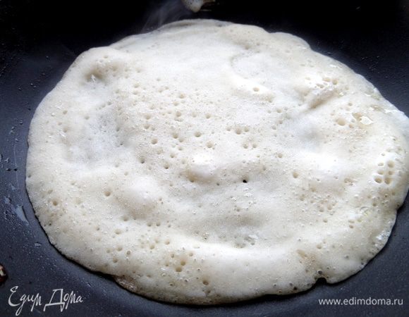 Смазываем маслом сковороду и жарим блинчики диаметром 15-16 см.