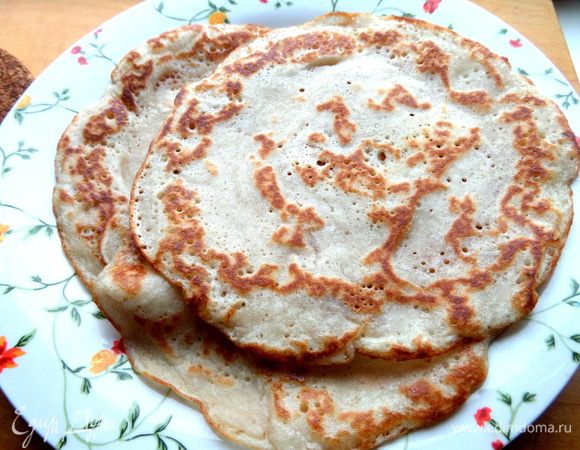 Складываем на тарелку и прикрываем, чтобы не подсохли краешки.