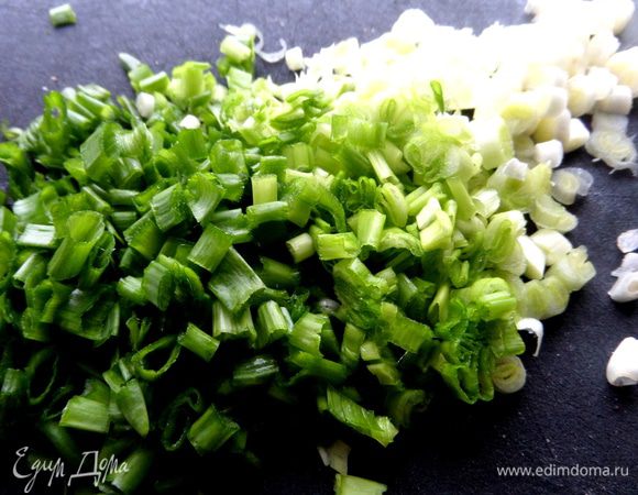 Пучок лука промыть, отжать и покрошить мелко.