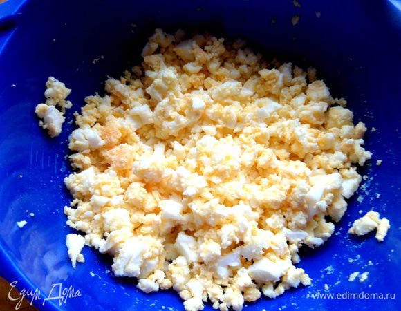 Яйца натереть или раздавить вилкой.