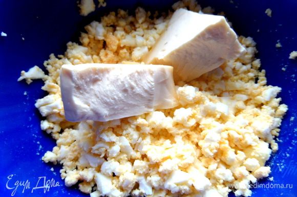 Размять сырок с яйцами или натереть обычный сыр на тёрке.
