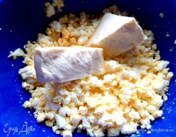 Размять сырок с яйцами или натереть обычный сыр на тёрке.