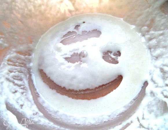 Вот такой смайлик ждал меня на дне миски в конце жарки блинов))) Идея: оставлю закваску для следующей партии блинов и тогда тесто еще быстрее подойдет! Так делают пекари - оставляют на стенках часть закваски для другого хлеба.