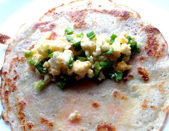 Берем верхний блинчик и укладываем в центр начинку.