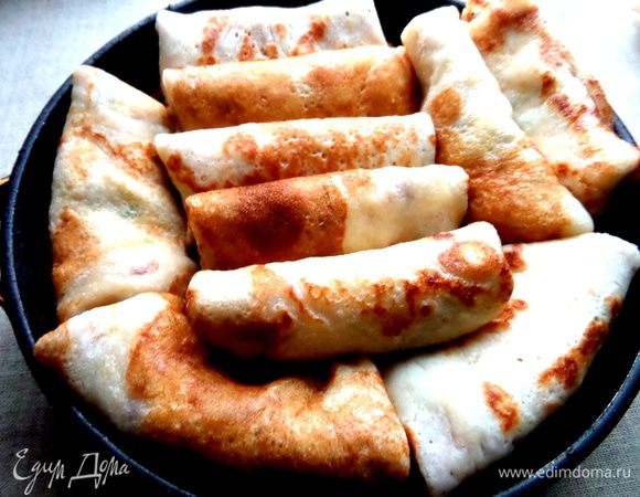 Складываем в сковородку в которой жарились, плотно, блины.