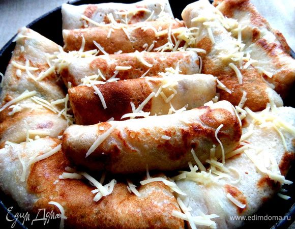 Припорошим тёртым сыром и подержим на огне под крышкой (можно поставить в духовку на 5 минут!).