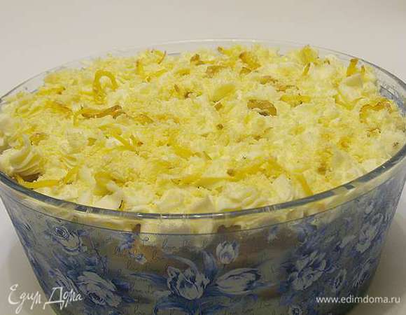 Сверху сливок посыпаем засахаренным имбирем (это уже по желанию) и тертым шоколадом. Шоколад можно сделать завитками. Поставить в холодильник на пару часов. 