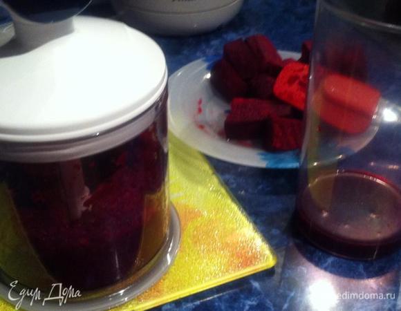 Для того чтобы блины получились такого красного цвета, я использовала свекольный сок. Мне было лень пачкать, затем мыть соковыжималку и я при помощи блендера измельчила свеклу, достаточно большую. Затем отжала при помощи марли из свеклы сок.
