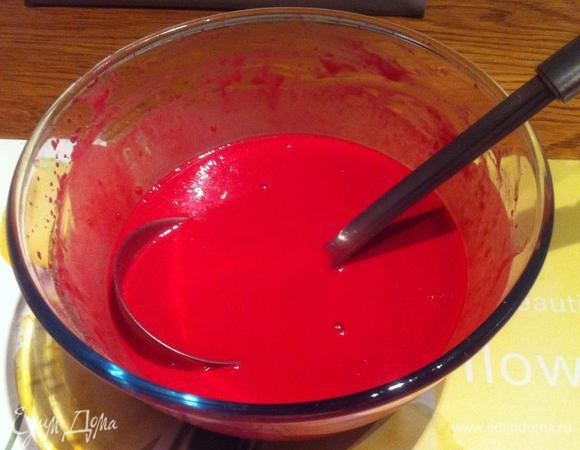 Взбиваем яйца с солью, добавляем блинную муку (было уже очень поздно, поэтому блины готовила по ускоренному варианту, вы можете приготовить блины по своему любимому несладкому рецепту), свекольный сок и хорошо перемешиваем. Я все взбивала венчиком от блендера. Вливаем растительное масло и еще раз хорошо перемешиваем. У меня получилось, на мой взгляд, слишком густое тесто, а я хотела блинчики потоньше, поэтому я долила еще немного кипятка. Вы можете сразу уменьшить количество муки.
Вот такого цвета у меня получилась блинная масса.