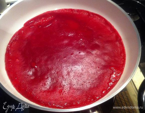 Печем блины, периодически смазывая сковороду растительным маслом (я только для первого блина смазала сковородку).
Из данного количества теста у меня получилось 7 больших блинов и 1 маленький. 
Оставляем блины остывать и занимаемся нашей начинкой.