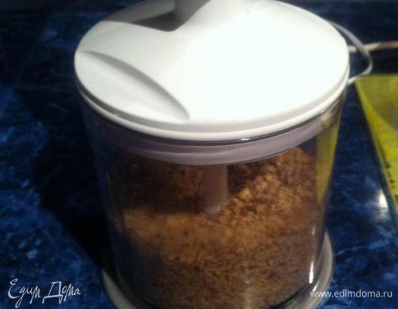 Грецкие орехи измельчаем в блендере.