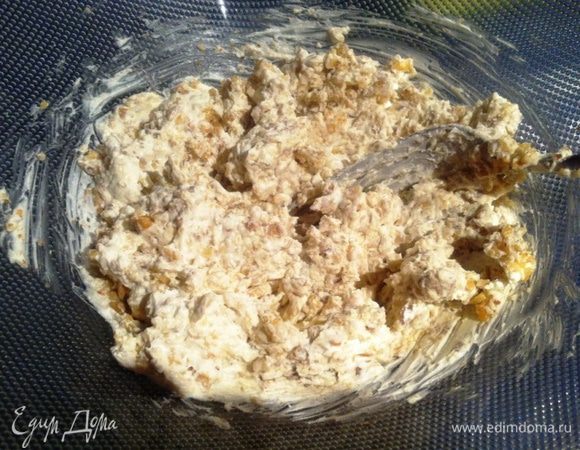 Сливочный сыр  разминаем вилкой, добавляем орехи. 