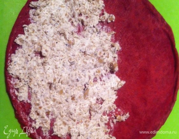 Каждый блинчик, смазываем тонким слоем получившегося "крема".