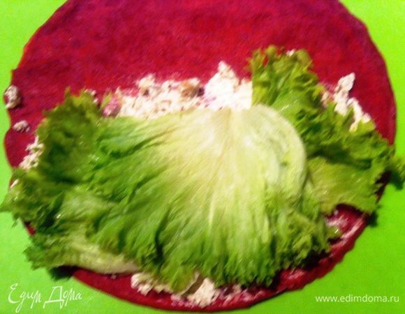 Сверху укладываем листик салата. 