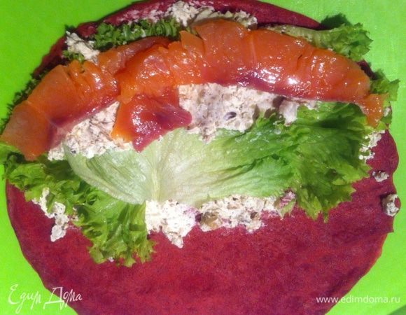 Укладываем ломтики рыбы.