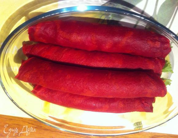 Сворачиваем рулетиком каждый блин и убираем в холодильник до подачи, но минимум на 2 часа. 