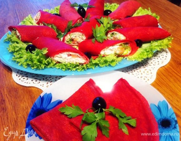 Перед подачей укладываем на блюдо листики салата, на них разрезанные на ломтики наши блины, украшаем по желанию и в зависимости от фантазии. 
Приятного аппетита и с наступающей ВЕСНОЙ!!!