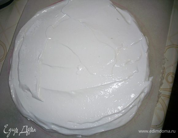 Для безе 2 белка взбиваем до твердых пиков, затем постепенно, не прекращая взбивания, добавляем за несколько приемов сахар и снова взбиваем до твердых пиков. На бумаге начертим круг диаметром 21 см, по нему равномерно распределяем белковую массу.