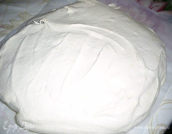 Сушим в разогретой до 100-110 градусов духовке примерно полтора часа до готовности безе.