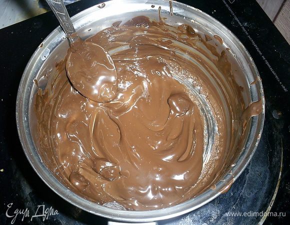Шоколад растопить любым удобным для вас способом (для меня это на плите на 2 уровне нагрева).