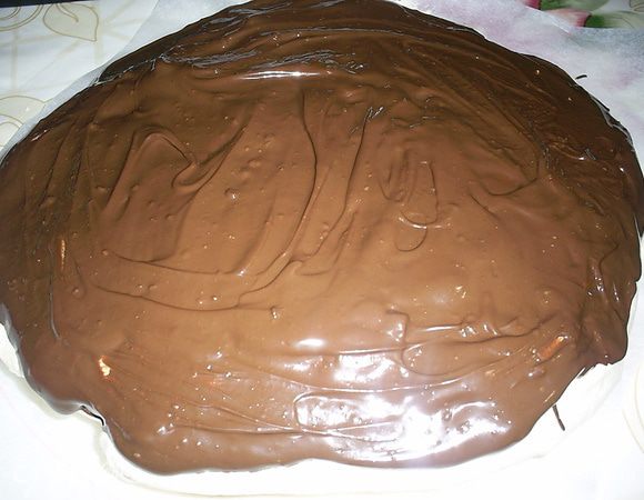 Растопленным шоколадом смазываем безе и оставляем шоколад застывать.