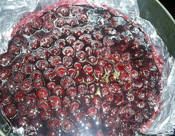 Пока выпекается безе, приготовим вишневое желе. Его можно готовить на желатине, но мне захотелось попробовать агар-агар. Очень рекомендую, мне понравилось гораздо больше, чем на желатине. Если агара у вас нету, замените его желатином. На эту порцию вам понадобиться 12-15 грамм, в зависимости от желаемой плотности слоя. Агар-агар заливаем тремя столовыми ложками воды и оставляем на 10-15 минут набухнуть. Вишни (у меня замороженные) кладем в кастрюльку, заливаем водой, засыпаем сахаром и доводим до кипения, кипятим на медленном огне 10 минут. Затем добавляем агар-агар, снова доводим до кипения и кипятим еще пару минут. Выливаем   массу в подготовленную форму диаметром 22 см, выстеленную фольгой или пищевой пленкой и отправляем застывать в прохладное место. Если не спешите, то можете оставить желе застывать и при комнатной температуре.