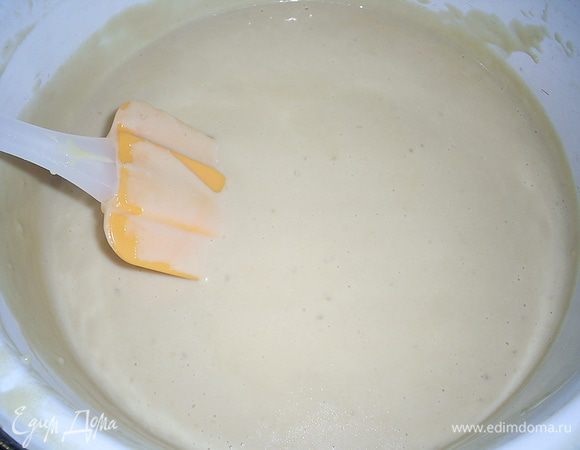 В горячую карамель постепенно добавляем оставшиеся сливки и перемешиваем до однородности. Мне пришлось карамель перелить в большую кастрюльку, чтобы все поместилось.