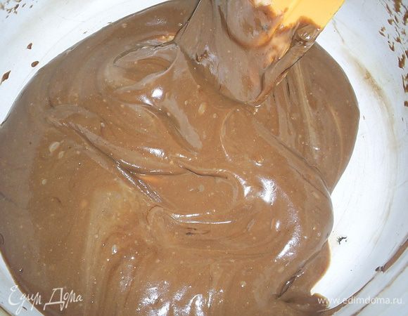 Далее работать надо быстро, поскольку мусс застывает еще быстрее))) Делим мусс на 2/3 и 1/3 части. В меньшую часть добавляем растопленный шоколад и перемешиваем до однородности.