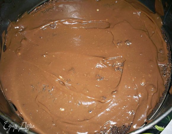 Можно приступать к сборке торта, для этого нам понадобиться кольцо от разъемной формы диаметром 23 см, в которой мы выпекали бисквит. На блюдо кладем бисквитный корж, заключаем его в кольцо и смазываем 2/3 шоколадного мусса.