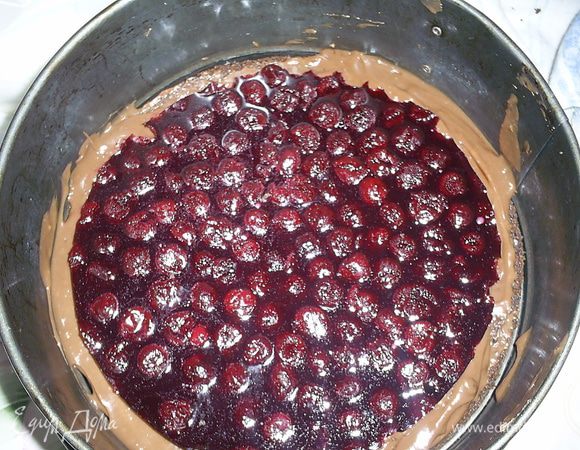 Теперь сверху кладем застывшее вишневое желе, которое смазываем оставшимся шоколадным муссом.