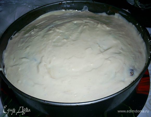 Далее накрываем все вторым бисквитным коржом, смазываем половиной карамельного мусса, кладем безе шоколадом вверх, и заливаем все оставшимся муссом. Даем торту полностью застыть. Для этого лучше оставить его на ночь.