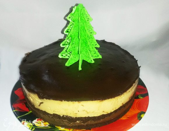 Утром освобождаем наш торт от кольца и покрываем его глазурью. Для нее шоколад растопим с маслом и сливками (можно заменить молоком). Как только глазурь затвердеет - торт можно кушать! 