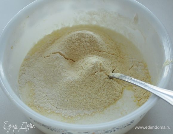 В миске соединить яйцо, сахар, растительное масло, йогурт. Перемешать. Добавить оба вида муки и разрыхлитель.